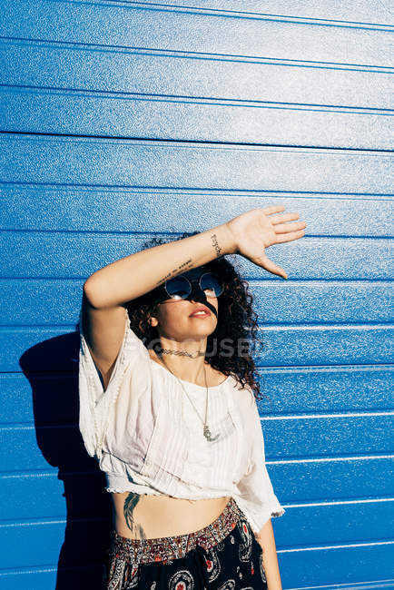 Femme protégeant les yeux des reflets du soleil — Photo de stock