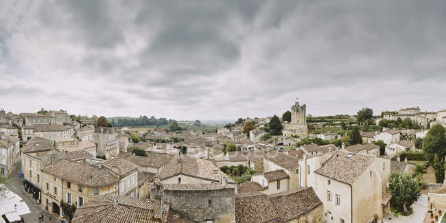 Підвищені панорамний міський пейзаж з дахів і середньовічних будівель, Saint-Emilion, Аквітанської, Франція — стокове фото