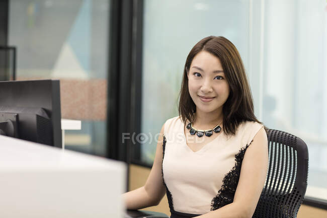 Retrato de mulher de negócios olhando para a câmera sorrindo — Fotografia de Stock