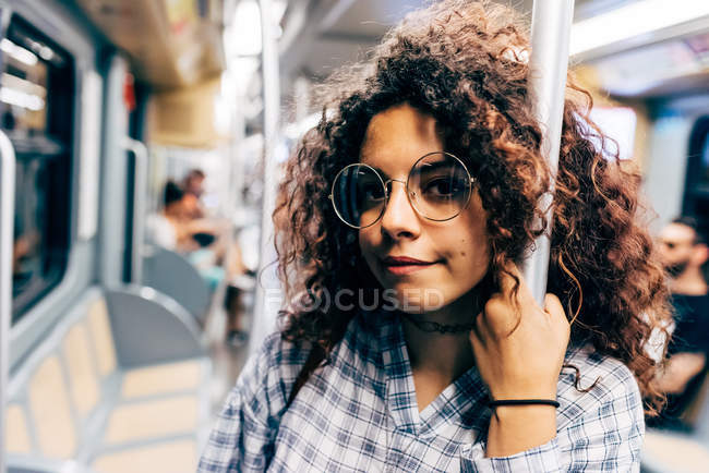 Молода жінка в громадському транспорті, Мілан, Італія — стокове фото