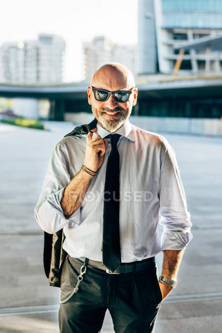 Retrato de homem de negócios maduro carregando jaqueta terno sobre ombro — Fotografia de Stock