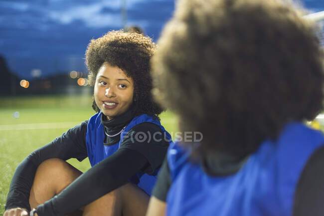 Jogadoras de futebol sentadas por campo, Hackney, East London, Reino Unido — Fotografia de Stock