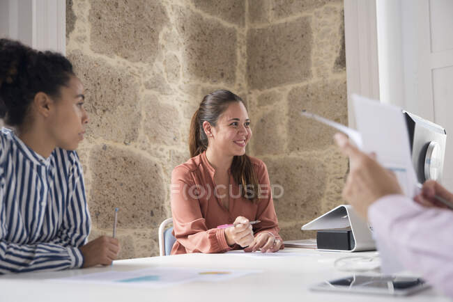 Встреча деловых женщин и мужчин за столом в зале заседаний — стоковое фото