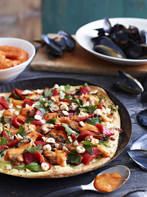 Miesmuscheln, Lauch und spanische Paprika-Pizza in Pizzaform — Stockfoto