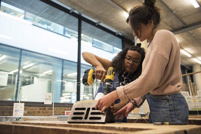 Students in art studio assembling object using cordless screwdriver — Stock Photo