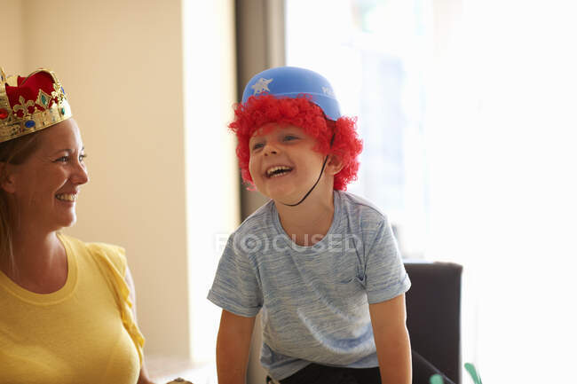 Madre e figlio giocare vestire, indossare cappelli divertenti, ridere — Foto stock