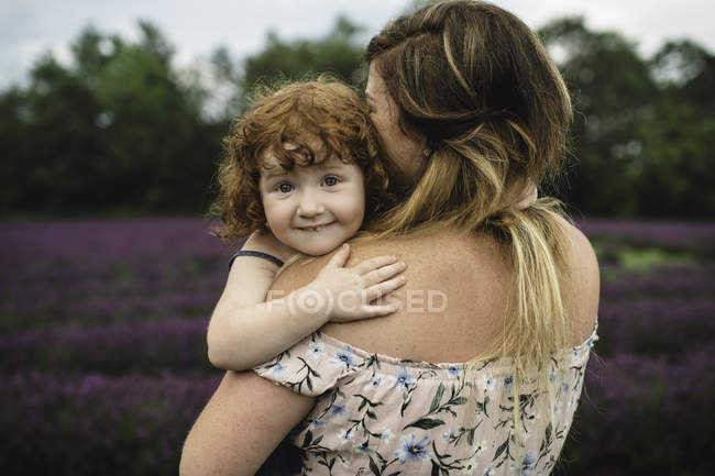 Мать и дочь на лавандовом поле — стоковое фото