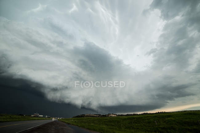 Supercell, їзда на велосипеді до виробництва інший торнадо, Сосна Bluffs, Вайомінг, США — стокове фото
