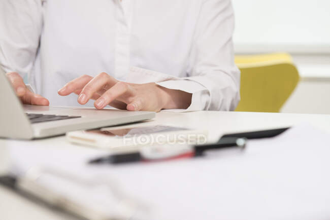 Businesswoman working on laptop — Stock Photo