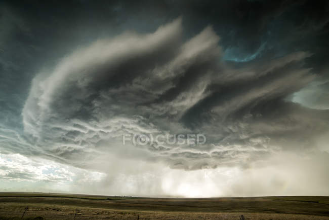 Superzellen-Sturm nähert sich der Stadt Burlington, Colorado, USA — Stockfoto