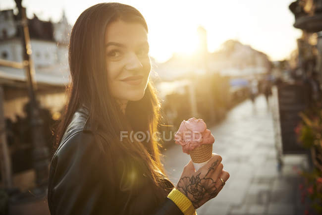 Ritratto di giovane donna che tiene in mano il gelato, tatuaggi — Foto stock