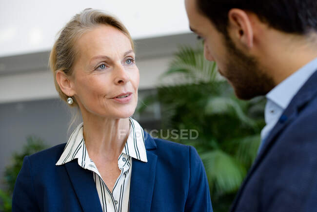 Geschäftsfrau und Mann treffen sich im Büro-Atrium — Stockfoto