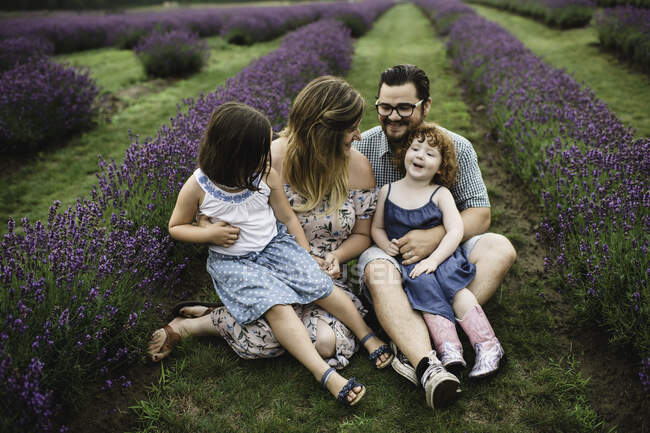 Familie im Lavendelfeld, Campbellcroft, Kanada — Stockfoto
