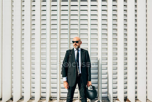 Porträt eines gestandenen Geschäftsmannes im Freien mit Motorradhelm — Stockfoto