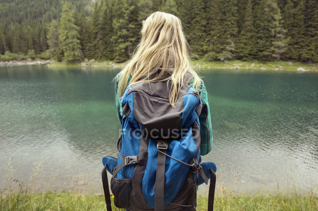 Vista trasera del excursionista mirando hacia el lago, Tirol, Steiermark, Austria, Europa - foto de stock
