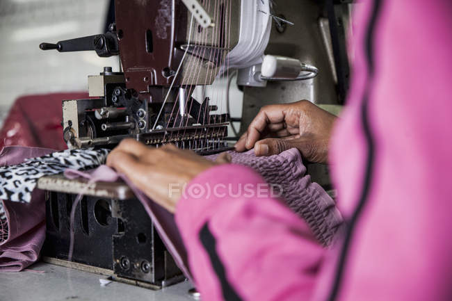 Cucitrice che lavora sulla macchina per cucire smocking industriale in fabbrica, Città del Capo, Sud Africa — Foto stock