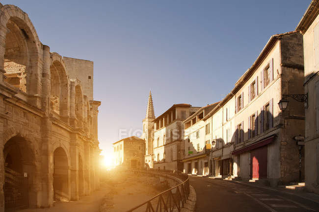 Vista de la calle y el Anfiteatro de Arles, Arles, Provenza-Alpes-Costa Azul, Francia - foto de stock