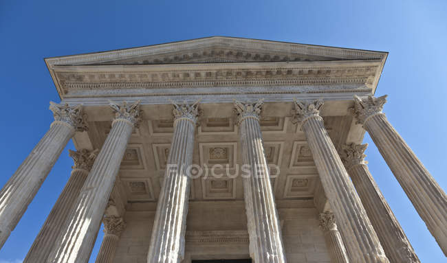 Low angle view of Maison Carree facade, Nimes, Languedoc-Roussillon, France — Stock Photo