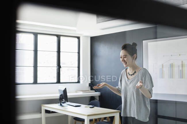 Lecturer delivering lesson in class — Stock Photo
