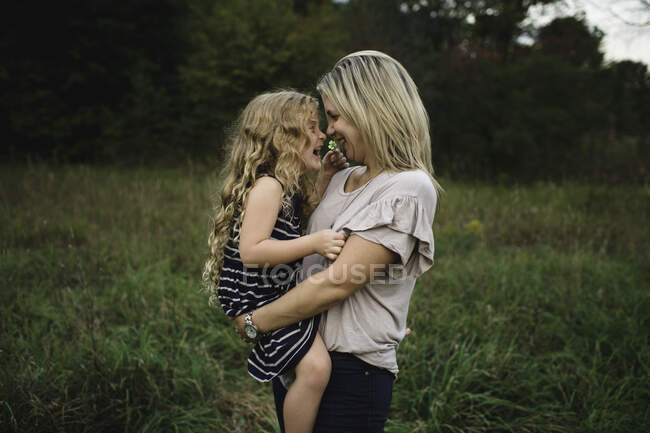 Mother and daughter enjoying outdoors — Stock Photo