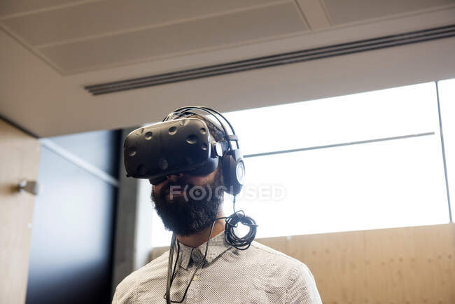 Uomo indossando cuffie realtà virtuale — Foto stock