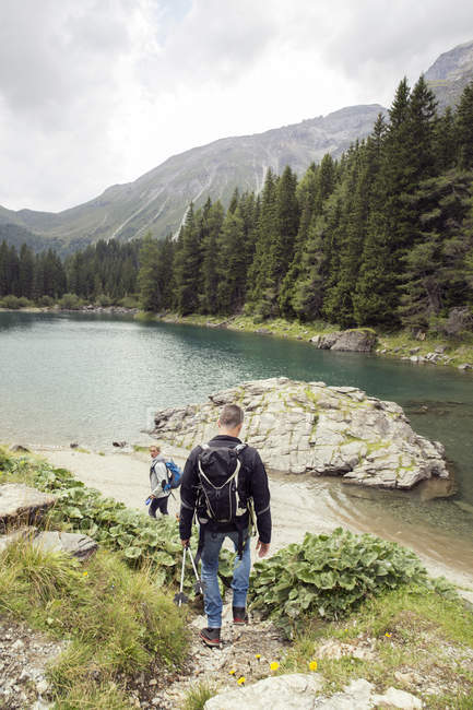 Pareja de senderismo por el lago, Tirol, Steiermark, Austria, Europa - foto de stock