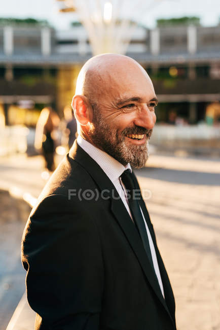 Ritratto di uomo d'affari maturo che sorride all'aperto — Foto stock