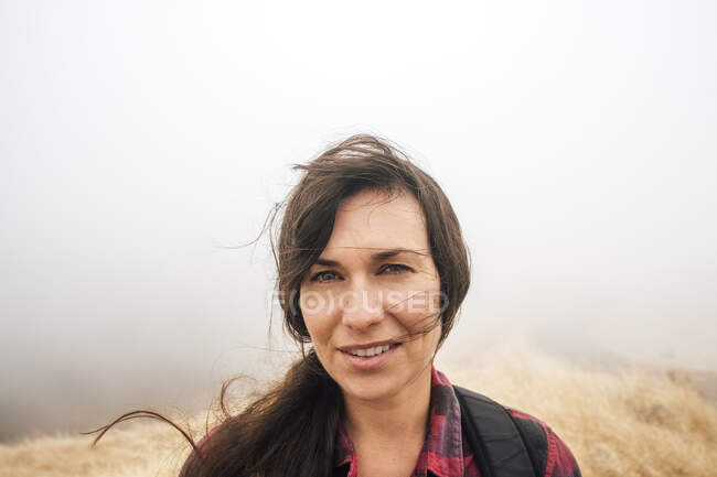Porträt einer Frau im nebligen Feld, die lächelnd in die Kamera blickt, Fairfax, Kalifornien, USA, Nordamerika — Stockfoto