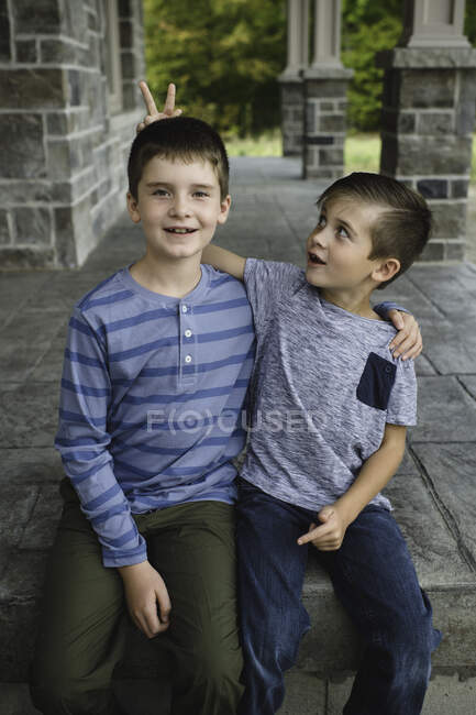 Brothers with arms around each other — Stock Photo