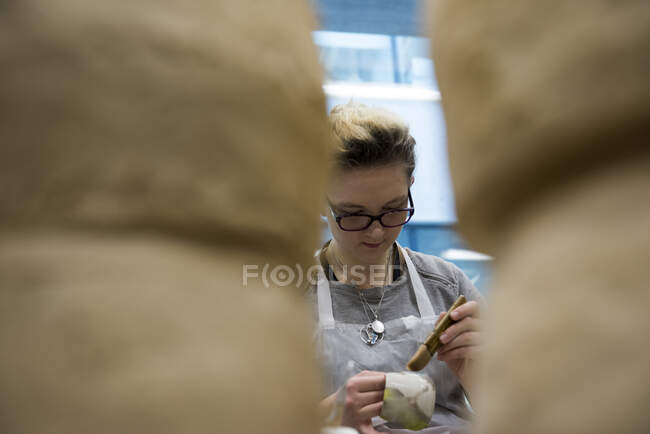 Mujer en estudio de arte acristalamiento cerámica - foto de stock