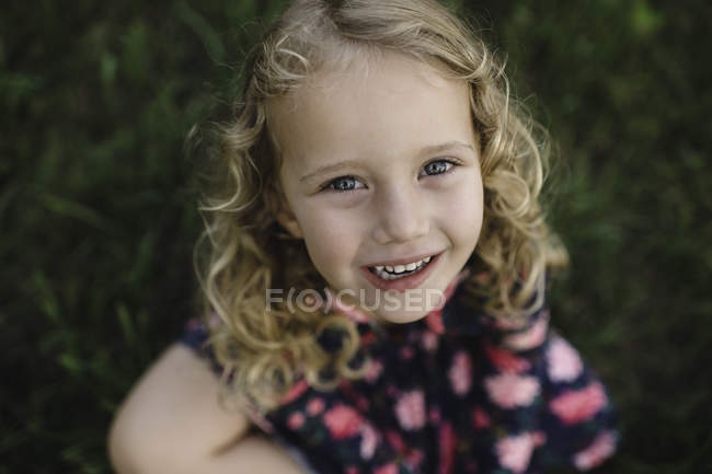 Portrait aérien de fille aux cheveux blonds sur l'herbe — Photo de stock