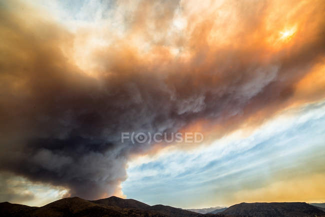 Rauchfahnen, die vom Sandfeuer wehen, Santa Clarita, Kalifornien, Vereinigte Staaten — Stockfoto