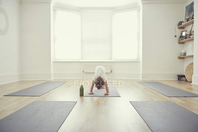 Young girl in yoga studio, in yoga position — Stock Photo