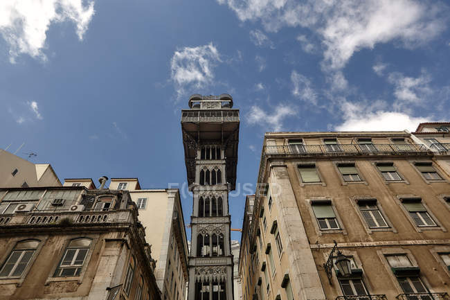 Вид снизу на лифт Санта-Жуста, Лисбон, Португалия — стоковое фото