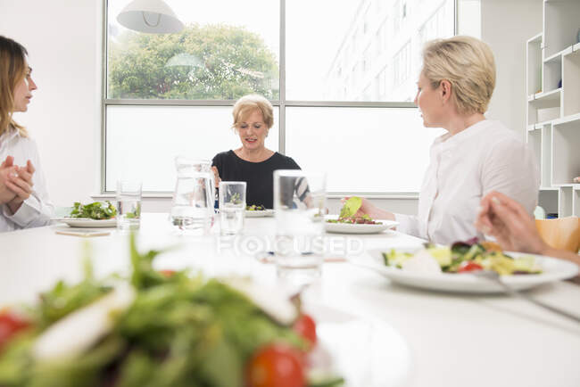 Mulheres de negócios no almoço de trabalho no escritório — Fotografia de Stock