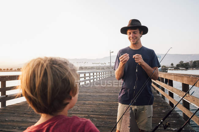 Vater und Sohn am Pier bei der Zubereitung von Angeln, Goleta, Kalifornien, Vereinigte Staaten, Nordamerika — Stockfoto