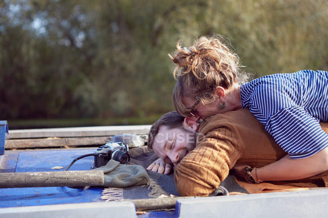 Couple couché sur le toit du bateau canal — Photo de stock