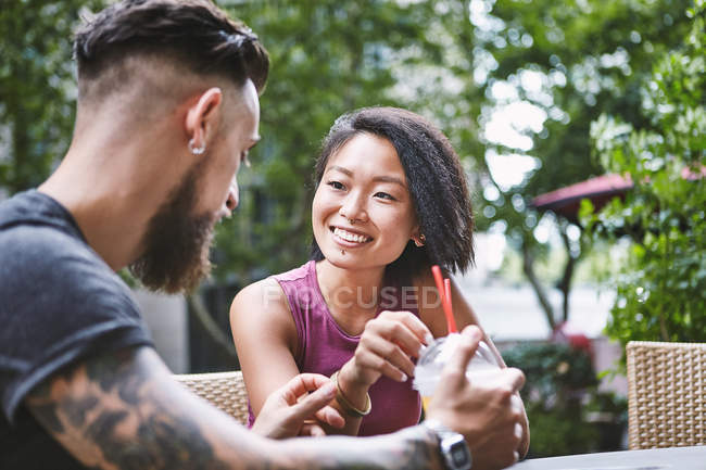 Casal de hipster multi étnico conversando no café da calçada, Shanghai French Concession, Shanghai, China — Fotografia de Stock