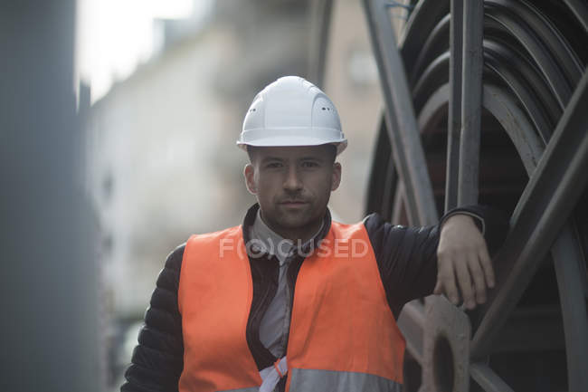 Portrait eines Ingenieurs mit weißem Helm vor der Kamera, Hannover, Deutschland — Stockfoto