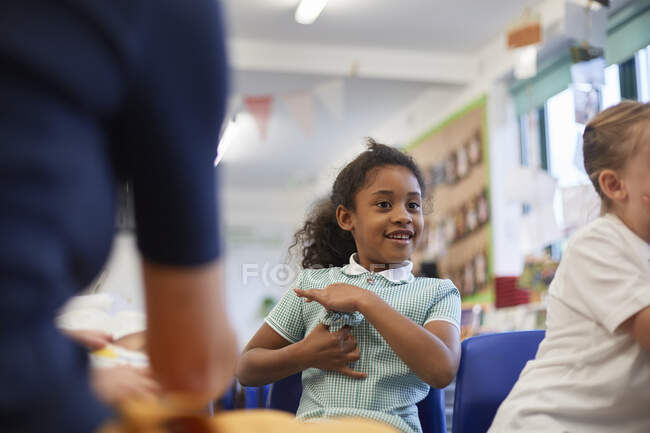 Alunas e professora em sala de aula na escola primária, cortada — Fotografia de Stock