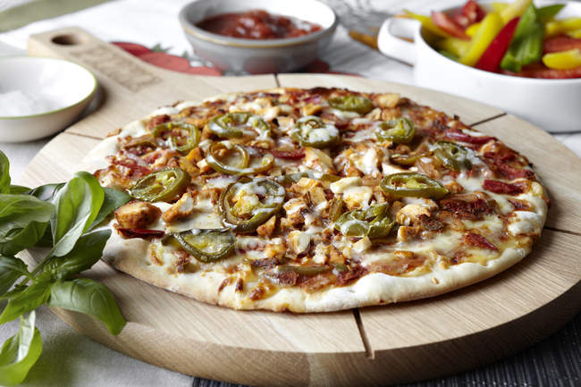 Pizza Fajita sur une planche à pizza en bois, gros plan — Photo de stock