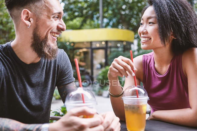 Couple hipster multi ethnique parlant au café de trottoir, concession française de Shanghai, Shanghai, Chine — Photo de stock