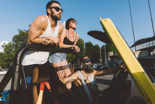 Drei freunde fahren im geländewagen, como, lombardei, italien — Stockfoto