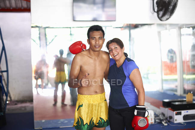 Porträt einer reifen Frau mit Boxtrainer im Fitnessstudio — Stockfoto