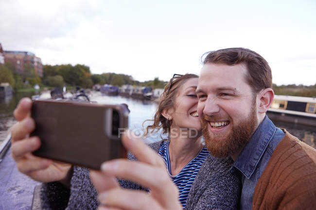 Casal tomando selfie no barco do canal — Fotografia de Stock