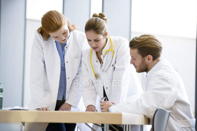 Grupo de médicos discutiendo - foto de stock