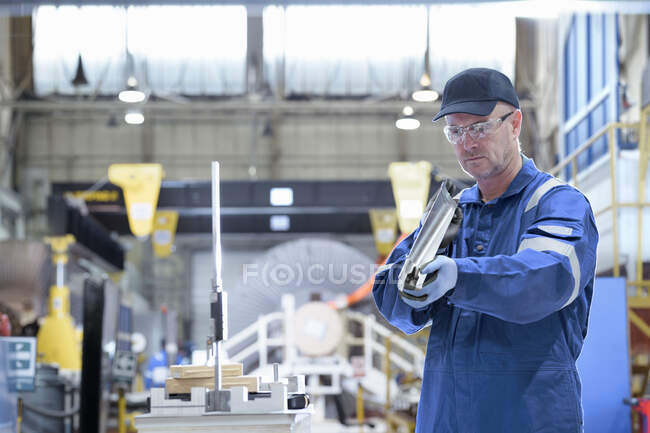 Ingeniero inspeccionando pala de turbina en fábrica de mantenimiento de turbina - foto de stock