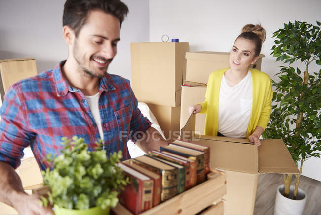 Young couple at home with cardboard boxes — Stock Photo