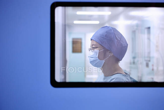 Window view of two female surgeon in maternity ward operating theatre — Stock Photo
