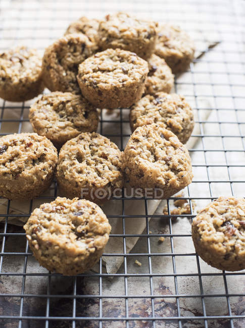 Gluten free multigrain cookies on cooling rack — Stock Photo